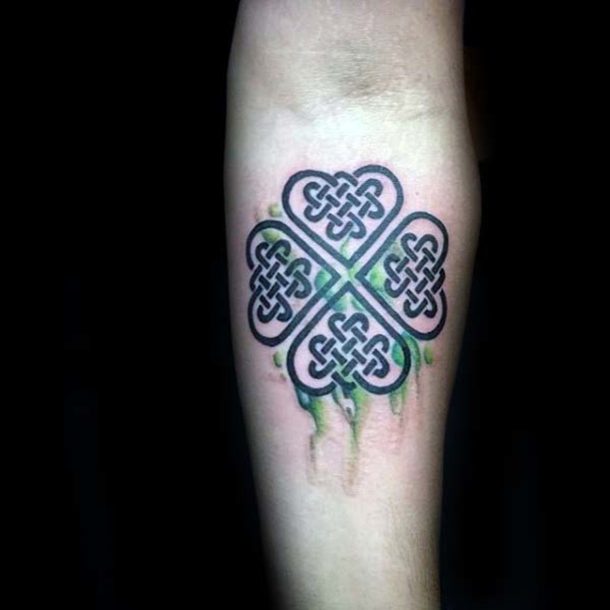 firkløver-med-grøn-akvarel-deisgn-og-sorte-knuder-fyre-irske-tatoveringer