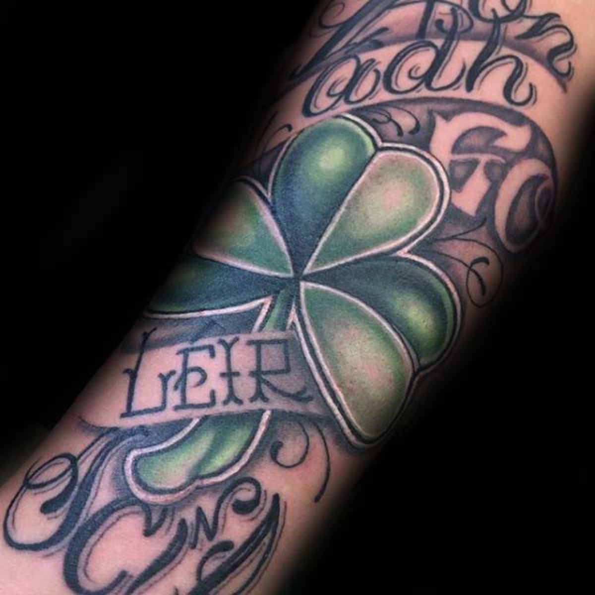 grøn-irsk-tre-blad-kløver-herre-underarm-ærme-tatovering