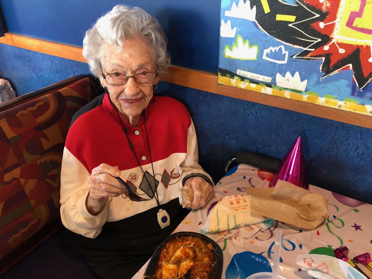 106 år gammel kvinde, taco bell fødselsdag, taco bell, phoenix arizona, myrtis juvelmaler