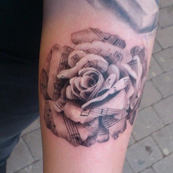 Nodehæftning rose Underarm Tattoo