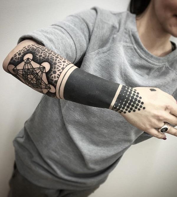 Cool blackwork tatovering på foreatm