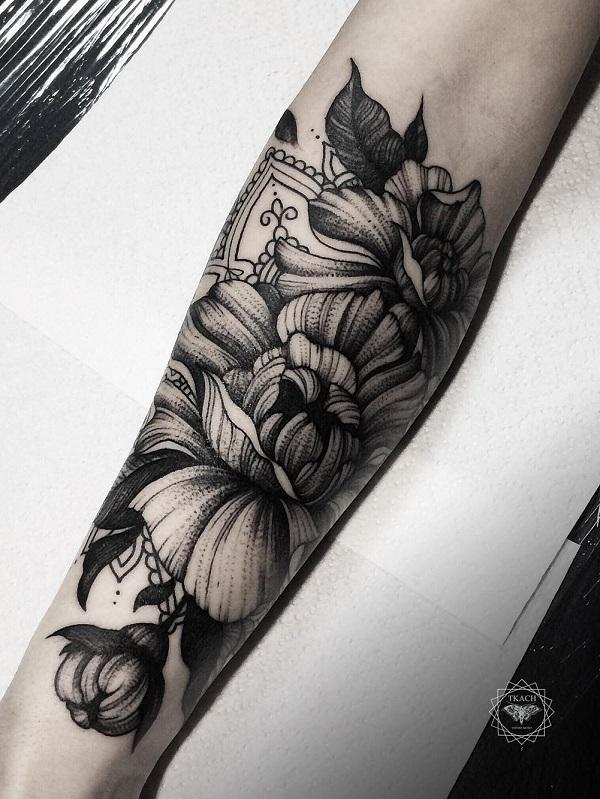 Dotwork tatovering pæon blomster på frearm