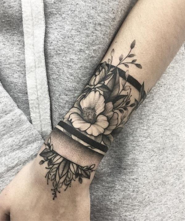 Floral περιβραχιόνιο dotwork τατουάζ στον καρπό και το χέρι