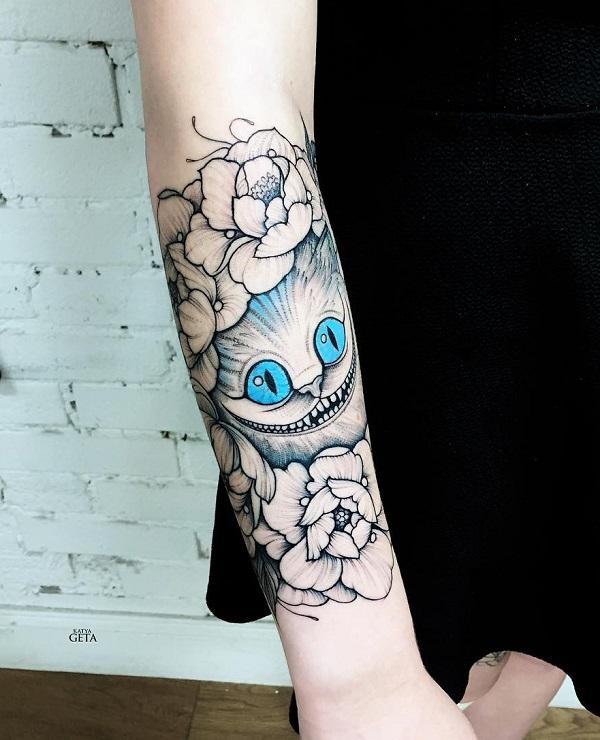 Cheshire kat med tatovering af pæon