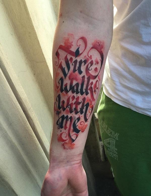 Brandgang med mig kalligrafi tatovering på underarm