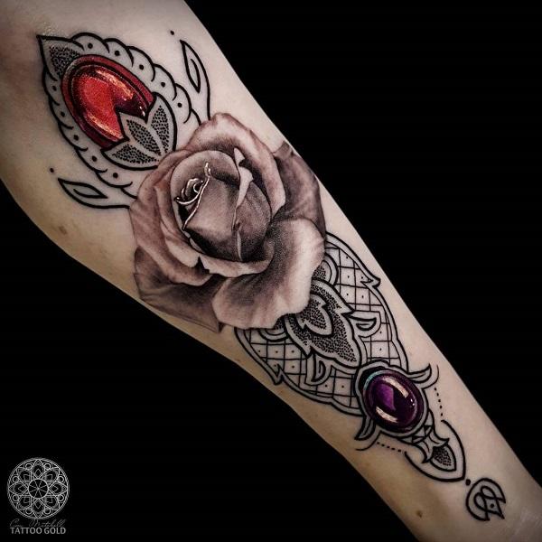 Rose og diamant underarm tatovering