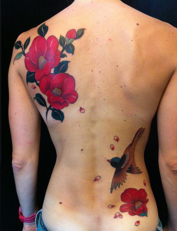 Camellia ja niellä tatuointi