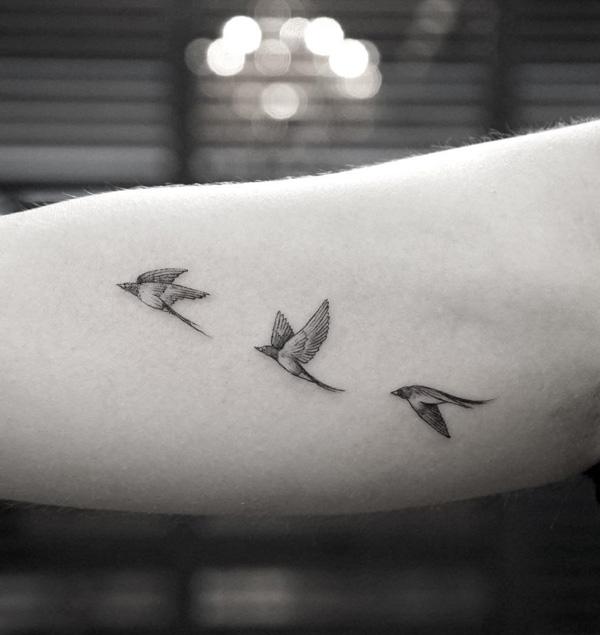 små-flyvende-fugle-tatovering-til-pige-95