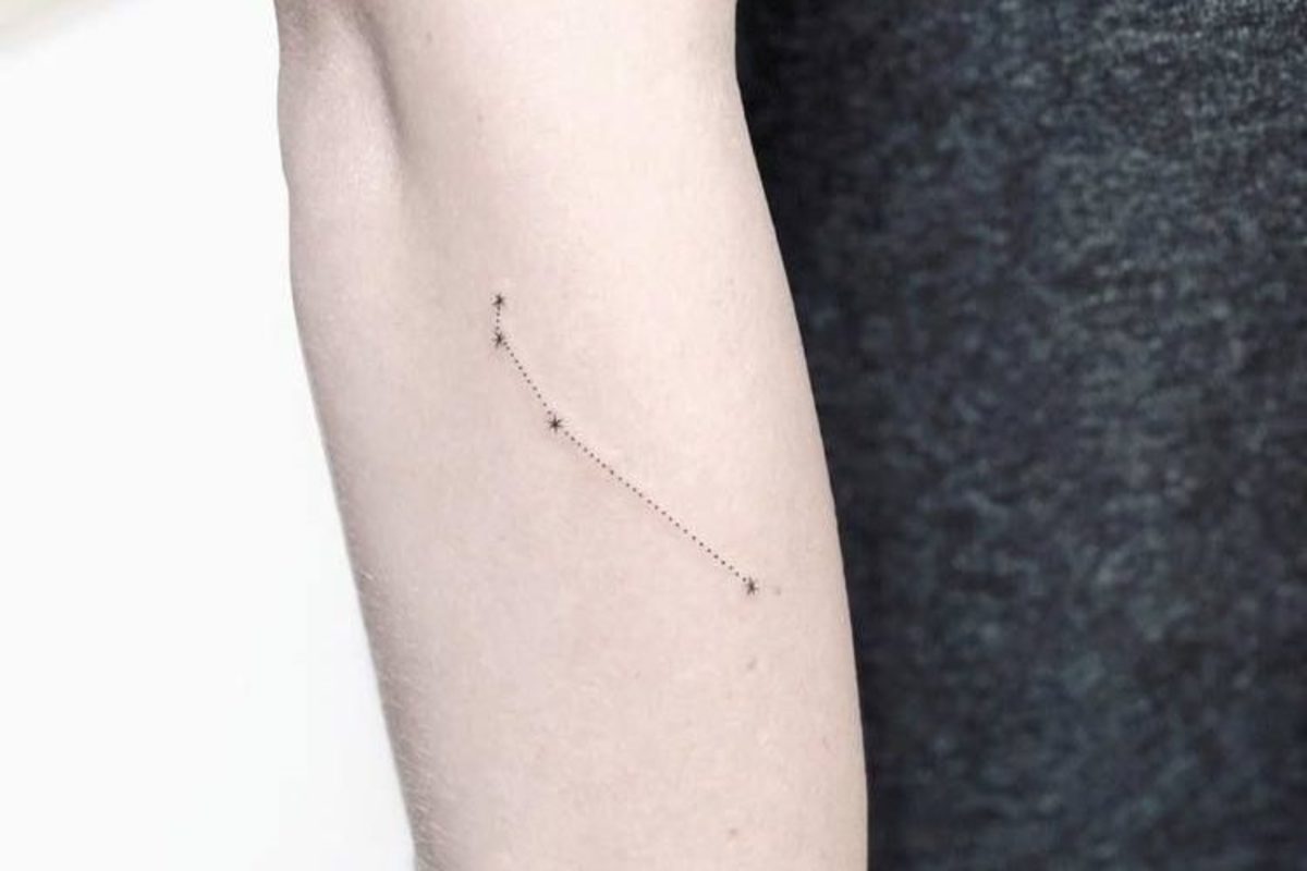 Minimalistisk-vædder-konstellation-tatovering-på-armen-750x500