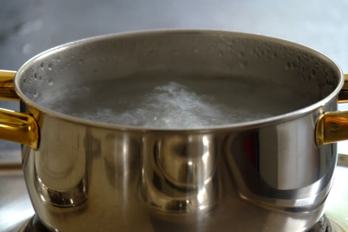 Foto via PixabayPedges for Pi Alpha Kappa ved Tulane University blev udsat for at have hældt gryder med kogende vand over ryggen. Frat -brødrene fremstillede en blanding med kogende vand indeholdende peberspray og a