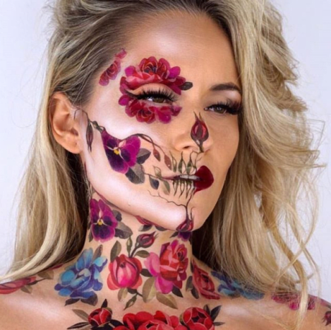 Denne blomsterkreation indeholder midlertidige tatoveringer for at skabe et fantastisk kranielook.