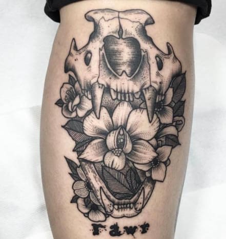 Fangs og blomst Kyle Stacher tatovering