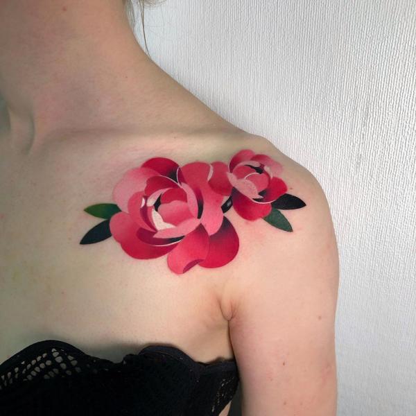 Olkapään ruusu tatuointi