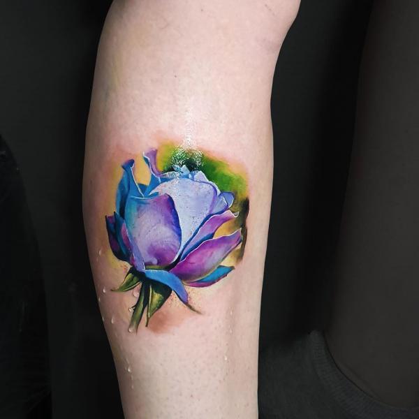 Sininen ruusu tatuointi