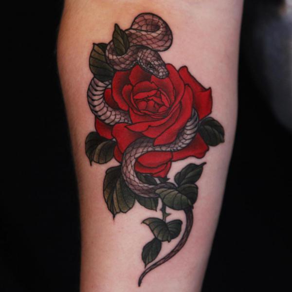 Ruusun ja käärmeen tatuointi