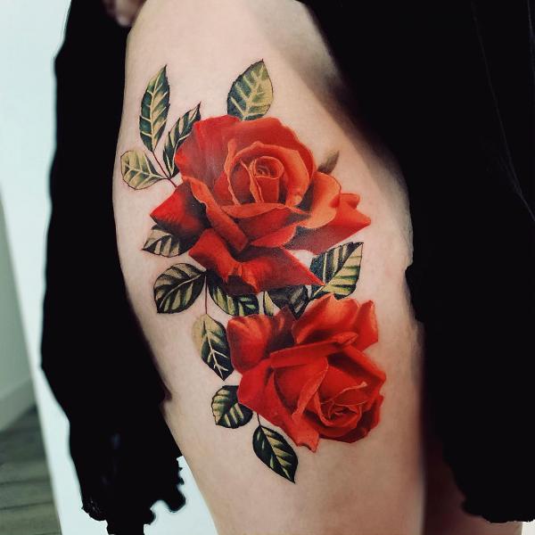ruusujen tatuointi reiteen