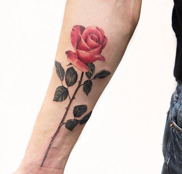 Yhden varren ruusu sarvien tatuoinnilla