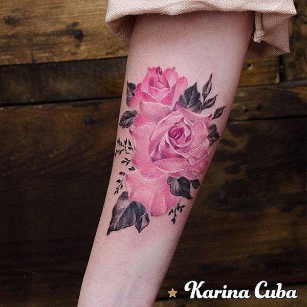 Leikkisä vaaleanpunainen ruusu -tatuointi
