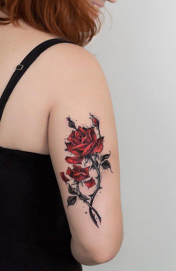 Punainen ruusu lonkat ja sarvet tatuointi