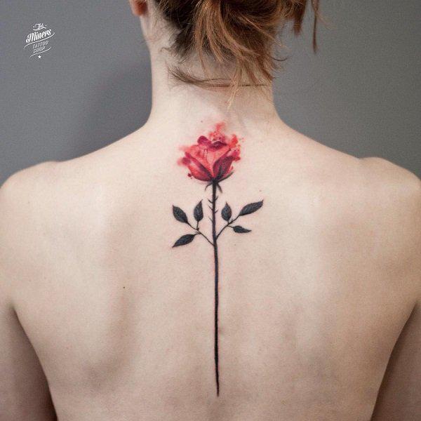 Yhden varren ruusu, jossa sarvien tatuointi selkärangassa
