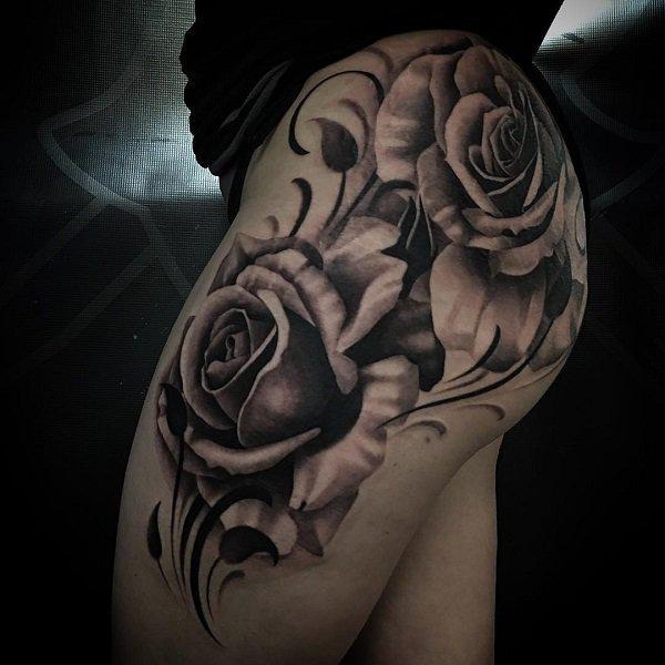 ruusun tatuointi reiden ja lonkan yli mustavalkoisena