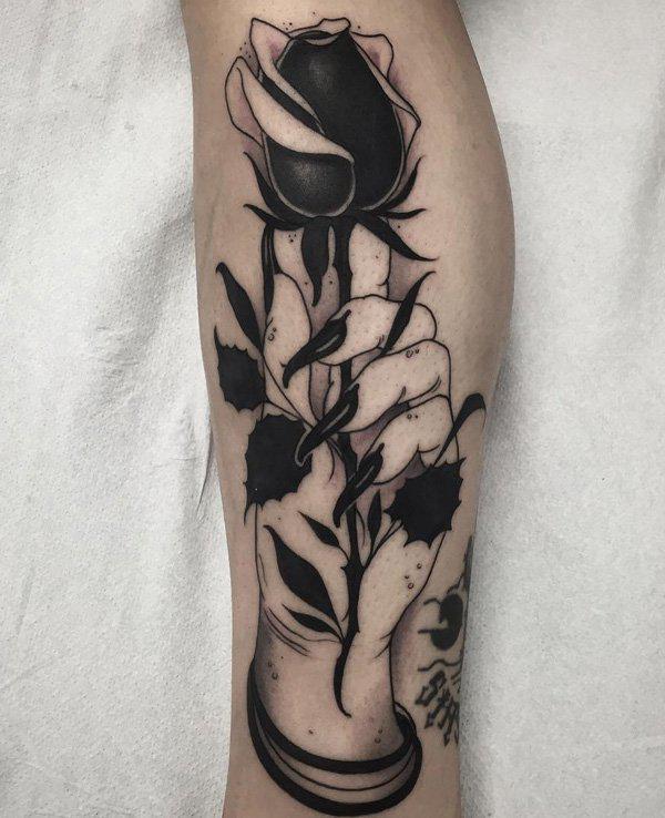 Ruusu kädessä tatuointi puolihihassa