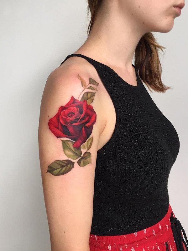 Punainen ruusu, harmaat lehdet tatuointi