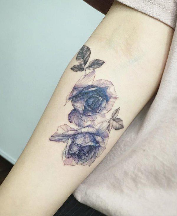 Luonnolliset siniset ruusut käsivarressa