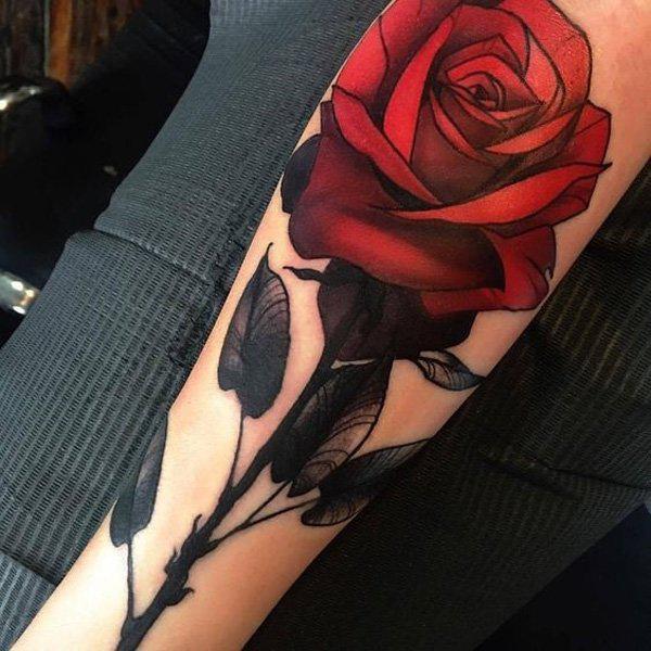 Hämmästyttävä punainen ruusu täydessä kukassa tatuointi kyynärvarressa