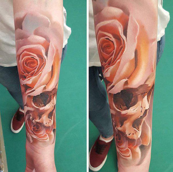 Vaaleanpunainen ruusu koristeltujen terälehtien tatuoinnilla