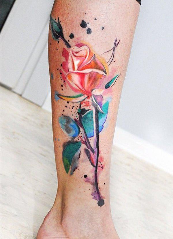 Vilkas yhden varren ruusun tatuointi vesiväreillä