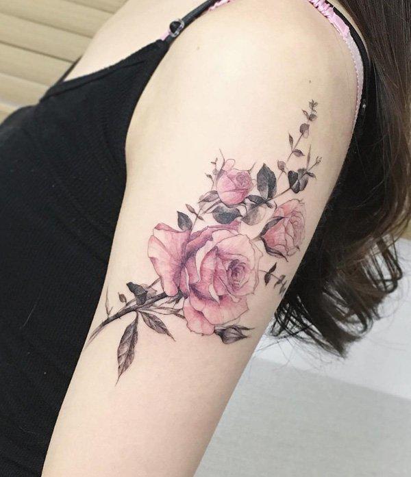 Upea vaaleanpunainen ruusuhihainen tatuointi naisille