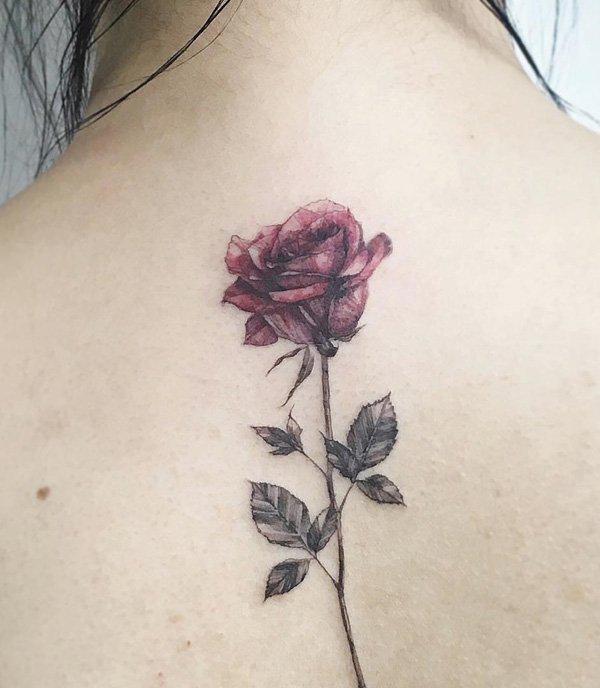 Violetti ruusun tatuointi naisille