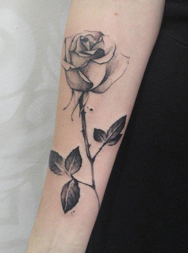 Tatuoinnit tytöille - Yksivartinen ruusu kyynärvarressa mustavalkoisena