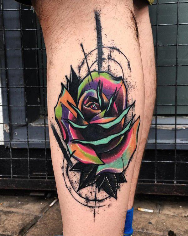 Rose -tatuointi jalalla sekatekniikan tyyliin miehille