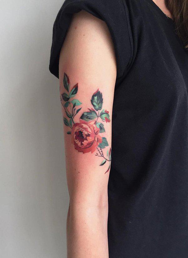 Tyylikäs Roses -tatuointi tytölle