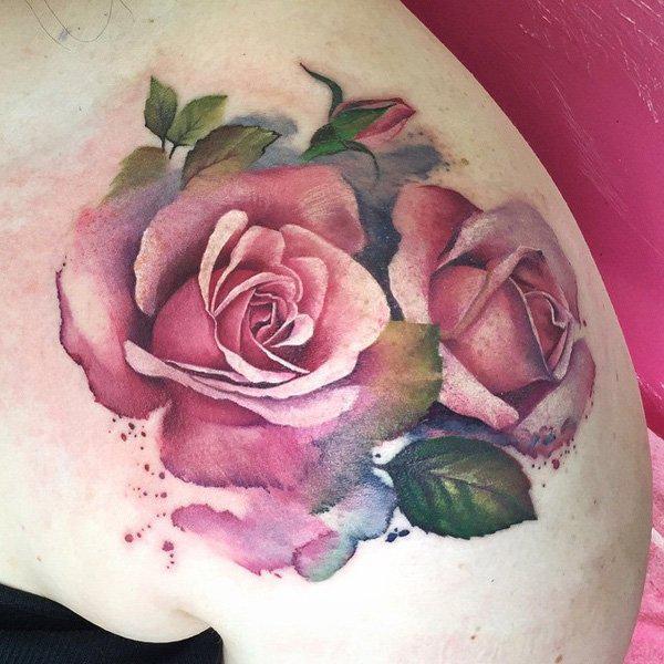 rose skulder tatovering i akvarel stil