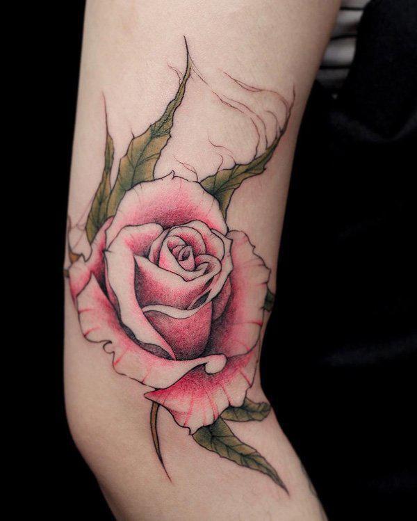 Vaaleanpunainen ruusu käsivarressa