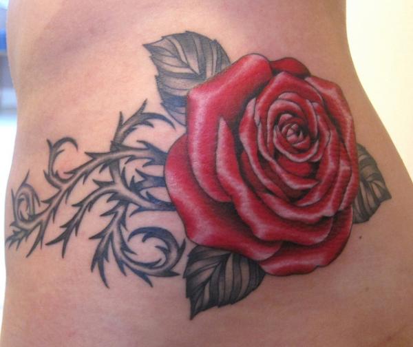 Ruusu piikkeillä tatuointi