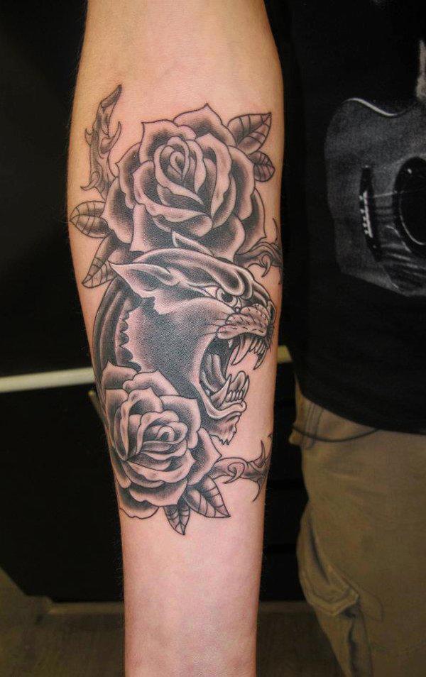 Panther Head and Roses tatuointi kyynärvarrelle mustavalkoisena