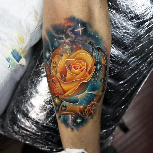 Keltainen ruusu Galaxy -tatuoinnissa käsivarressa