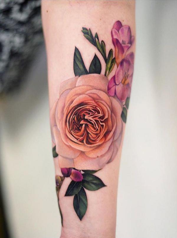 Keltainen ruusu täydessä kukassa tatuointi käsivarteen