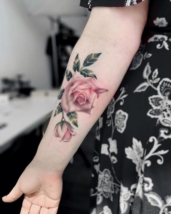 Vaaleanpunainen ruusu ja ruusunmarja -tatuointi käsivarteen