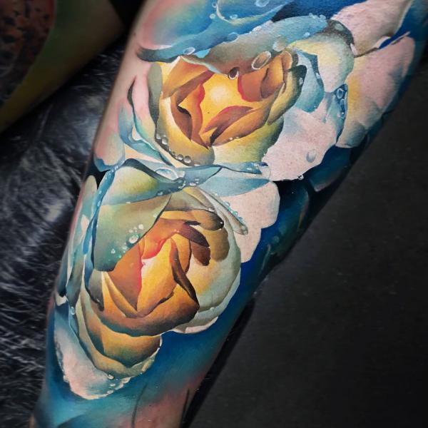 sininen ja vaaleanpunainen vesipisaroiden tatuoinnilla