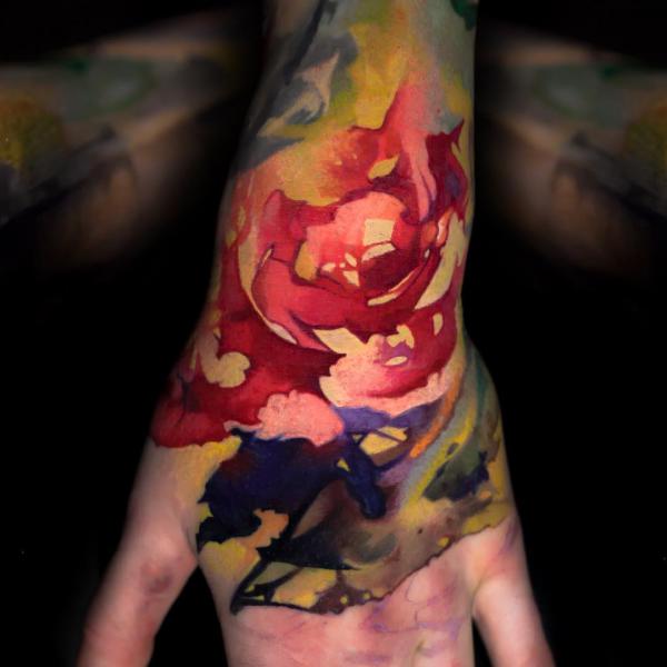 Abstrakti ruusu tatuointi