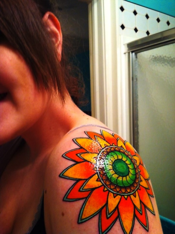 125 Auringonkukka -tatuointi piristää päivääsi