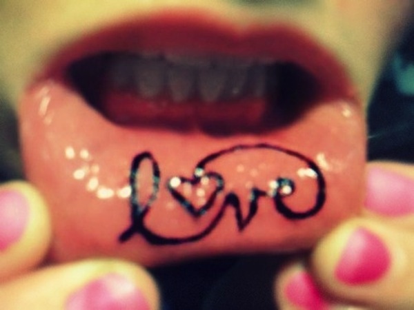 126 Τατουάζ για τα χείλη Όχι για τους αδύναμους της καρδιάς
