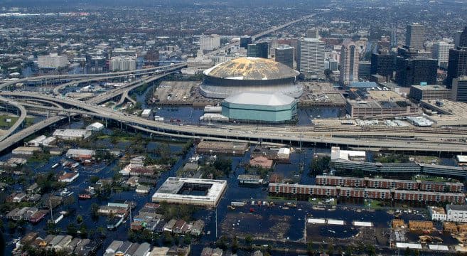050831-N-8154G-115 New Orleans, La. (31.8.2005) Orleansin keskusta, mukaan lukien kuuluisa New Orleans Saints Super Dome. Kymmenet tuhannet siirtymään joutuneet kansalaiset etsivät suojaa kupolista ennen hirmumyrsky Katrinaa, sen aikana ja sen jälkeen, mutta heidät on pakotettu evakuoimaan tulvaveden noustessa edelleen koko alueella. HSC-28 lentää MH-60S Seahawk -muunnelman, joka perustuu Norfolkista, Va. Emergency Management Agency (FEMA). Bataan on saanut tehtäväkseen toimia laivaston katastrofiavun koordinaattorina laivaston roolissa avustustoimissa. Yhdysvaltain laivaston kuva: valokuvaaja Mate Airman Jeremy L.Grisham (RELEASED)