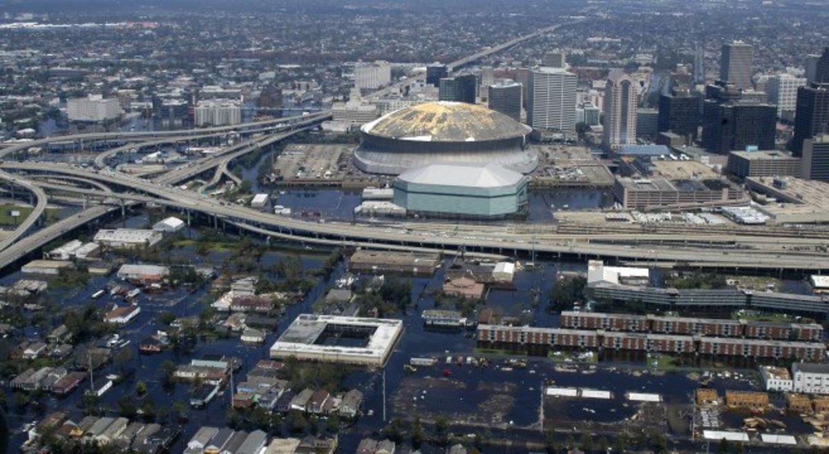 050831-N-8154G-115 New Orleans, La. (31.8.2005) Orleansin keskusta, mukaan lukien kuuluisa New Orleans Saints Super Dome. Kymmenet tuhannet siirtymään joutuneet kansalaiset etsivät suojaa kupolista ennen hirmumyrsky Katrinaa, sen aikana ja sen jälkeen, mutta heidän on pakko evakuoida, koska tulvavedet nousevat edelleen koko alueella. HSC-28 lentää MH-60S Seahawk -muunnelman, joka perustuu Norfolkista, Va. Emergency Management Agency (FEMA). Bataan on saanut tehtäväkseen olla laivaston katastrofiavun koordinaattori laivaston roolissa avustustoimissa. Yhdysvaltain laivaston kuva: valokuvaaja Mate Airman Jeremy L.Grisham (RELEASED)