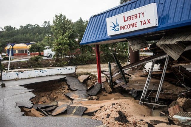ΚΟΛΟΥΜΠΙΑ, SC - 5 ΟΚΤΩΒΡΙΟΥ: Ένα κατάστημα Φόρου Εισοδήματος Liberty δείχνει ζημιές από τα χθεσινά πλημμυρικά νερά στο Garners Ferry Road μετά από πλημμύρες στην περιοχή 5 Οκτωβρίου 2015 στην Κολούμπια της Νότιας Καρολίνας. Η πολιτεία της Νότιας Καρολίνας γνώρισε ρεκόρ βροχοπτώσεων κατά τη διάρκεια του Σαββατοκύριακου, η οποία παρέσυρε τους οδηγούς και τους κατοίκους και ανάγκασε εκατοντάδες εκκενώσεις και διασώσεις. (Φωτογραφία από Sean Rayford/Getty Images)